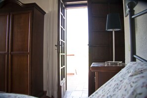 4 bedrooms, iron/ironing board, travel cot, WiFi