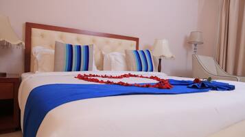 Executive Suite, 1 Bedroom | 1 bedroom, desk, blackout drapes, soundproofing
