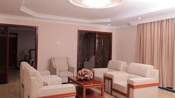 Executive Suite, 1 Bedroom | 1 bedroom, desk, blackout drapes, soundproofing