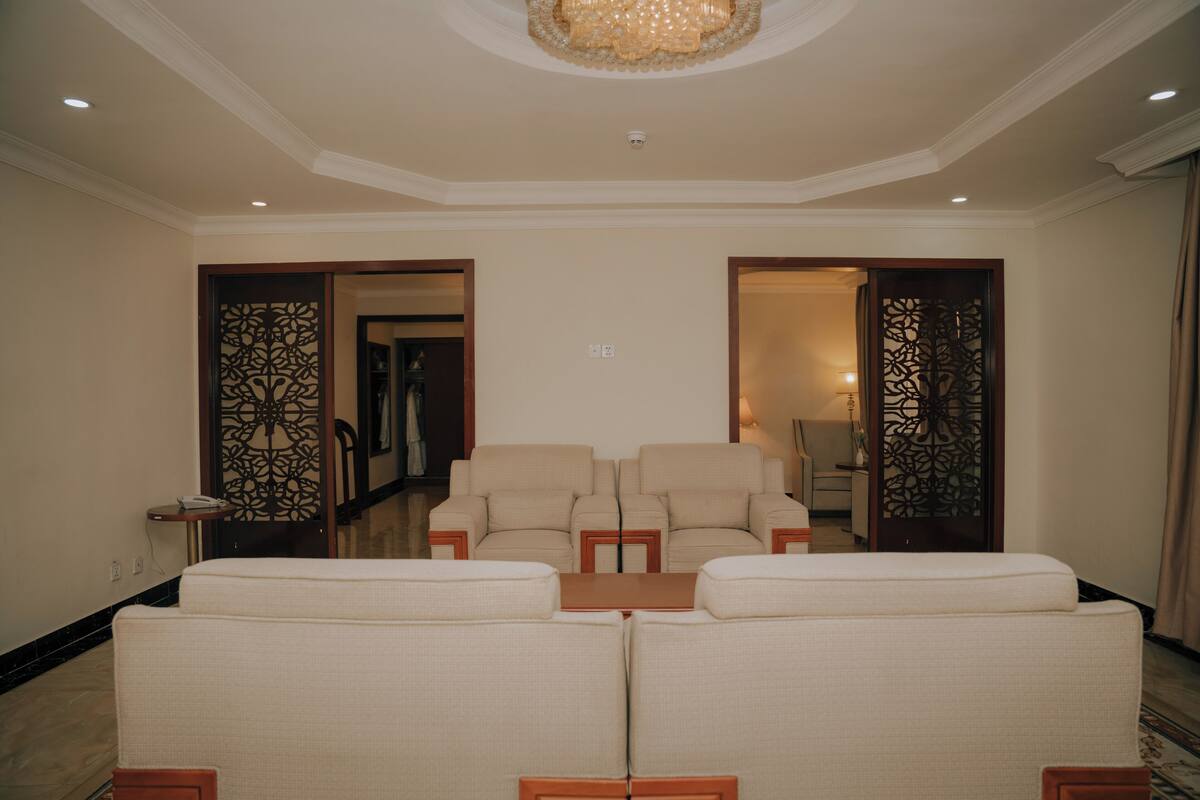 Executive Suite, 1 Bedroom | Desk, blackout drapes, soundproofing, WiFi (free)