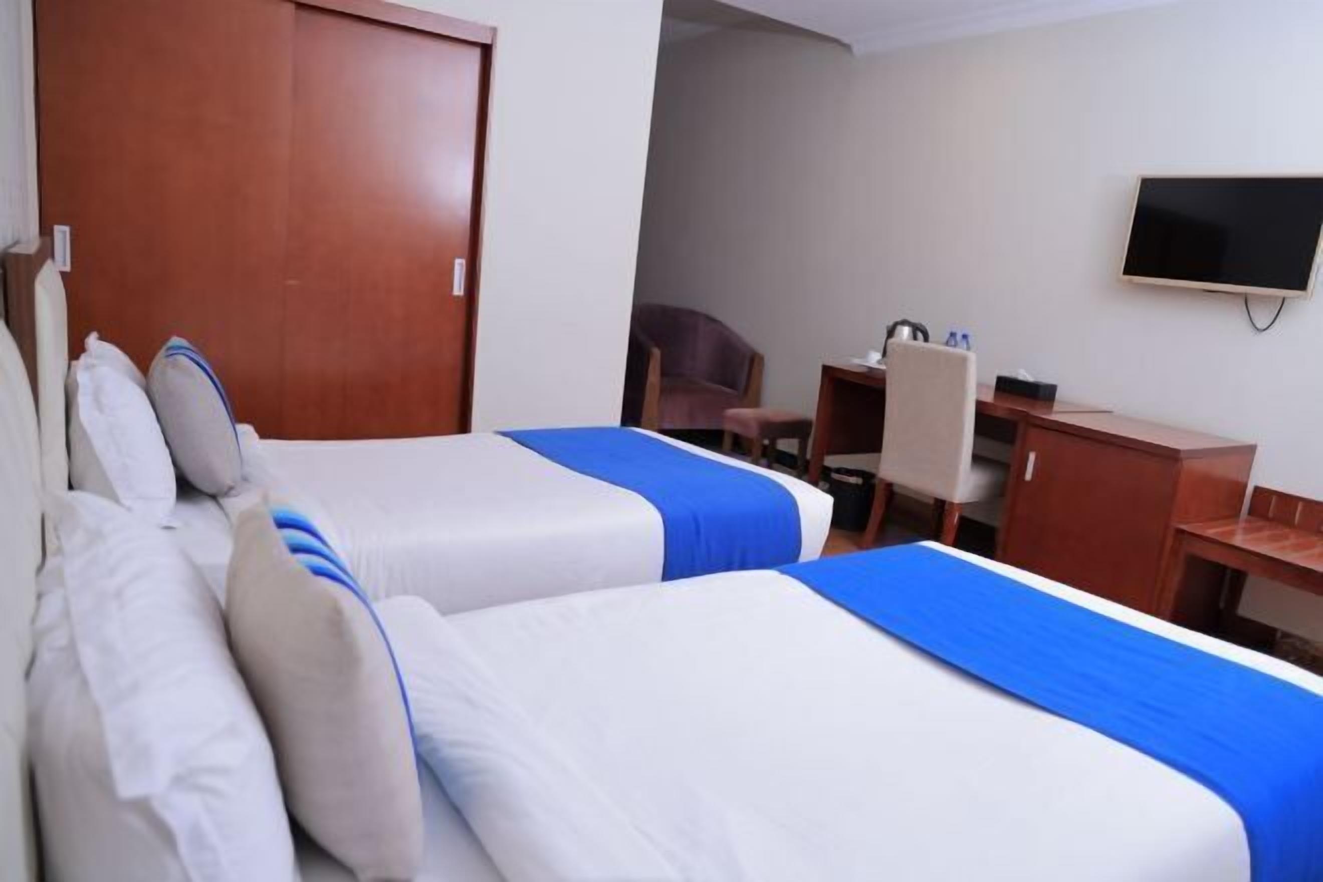 Escritorio, cortinas blackout, sistema de insonorización y wifi gratis 