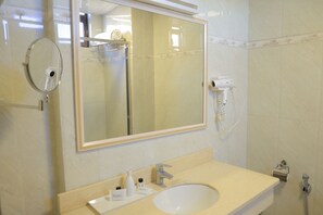 Kombinert dusj/badekar, regndusjhode og designertoalettartikler