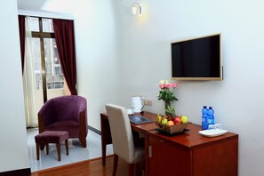 Desk, blackout drapes, soundproofing, free WiFi - Tolip Olympia Hotel (Addis Ababa)