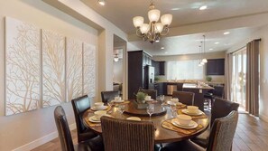 Dining - PVZ40|Steps to Pools *SplashPad* HotTub*GreenSpace (Santa Clara)