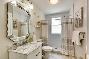 Baignoire, sèche-cheveux, bidet, serviettes fournies