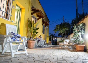 تناول الطعام بالخارج