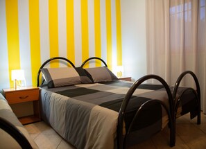 2 عدّة غرف نوم ومكواة/لوح كي وواي فاي مجانًا وملاءات أسرّة