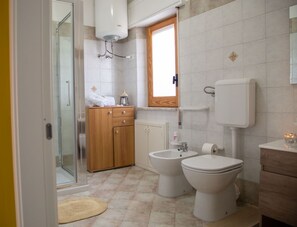 تجهيزات دش، مجففات شعر، مراحيض شطف، مناشف