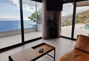 Smart TV, fireplace, DVD player, table tennis