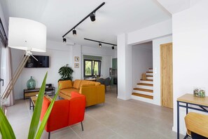 Smart TV, fireplace, DVD player, ping pong