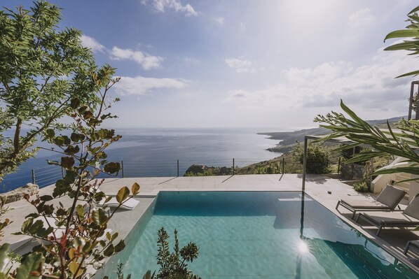 حمّام سباحة خارجي، حمّام سباحة مُدفَّأ