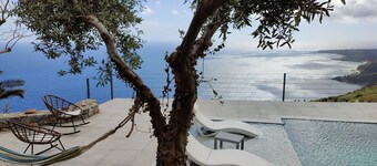 Private swimming pool, amazing views, sleeps 6.