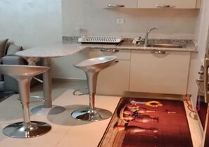 Frigorifero, forno, piano cottura, pentole/stoviglie/utensili