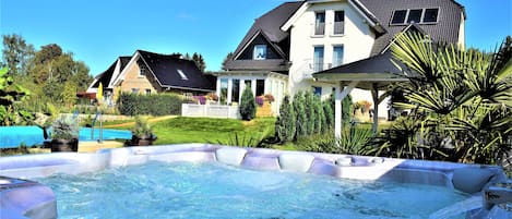 Bañera de hidromasaje exterior