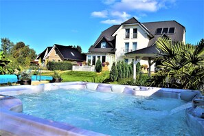 مغطس سبا خارجي