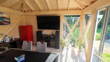 Smart TV, fireplace, DVD player, stereo
