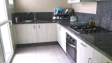 Refrigerador, horno, placa de cocina, utensilios de cocina