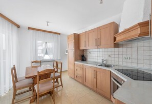 Fridge, oven, dishwasher, electric kettle - Apartment in Sukošan with Seaview, Terrace, Air condition, WIFI (3495-4) (Sukošan)