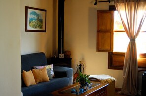 Smart-TV, Kamin, Bücher, Musikbibliothek