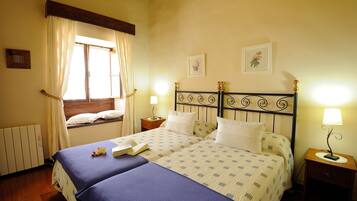 1 slaapkamer, een kluis op de kamer, een strijkplank/strijkijzer, wifi