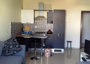 Kühlschrank, Ofen, Herdplatte, Kochgeschirr/Geschirr/Besteck