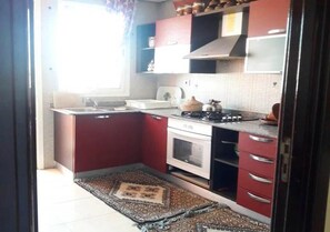 Geladeira, fogão, cooktop, talheres/pratos/utensílios de cozinha