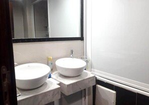 Bathtub, bidet - Apartment in Islane Agadir 4468 (Agadir)