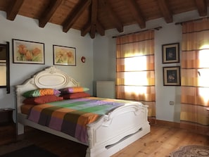 4 bedrooms, iron/ironing board, WiFi, bed sheets