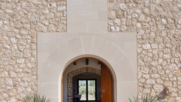 A stone building with a central arched doorway leading to an interior space. - Finca Sa Pletassa, Villa with Private Pool (Horta, S' (Felanitx))