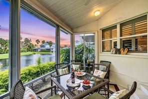 Enjoy a glass of wine out on the screened lanai - enjoy that Siesta sunset!