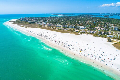 Siesta Bayside Villa: Water Views, Pickleball, Pools, & Short Walk to Private Beach Access