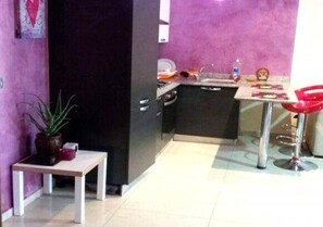 Kühlschrank, Ofen, Herdplatte, Kochgeschirr/Geschirr/Besteck