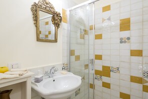 Dusche, Bidet, Handtücher