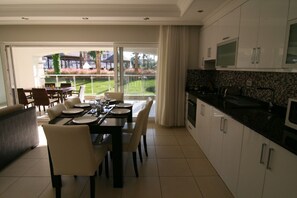 Refrigerador, horno, parrilla de estufa y utensilios de cocina 