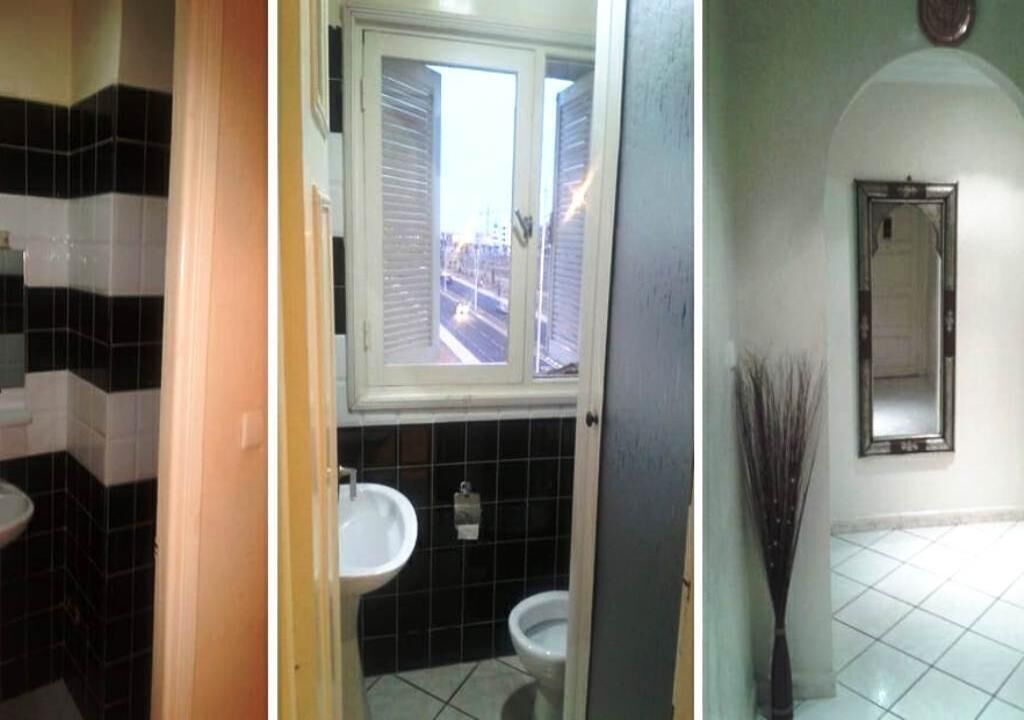 Un baño con ventana, lavamanos e inodoro.