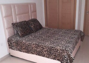 1 bedroom, bed sheets