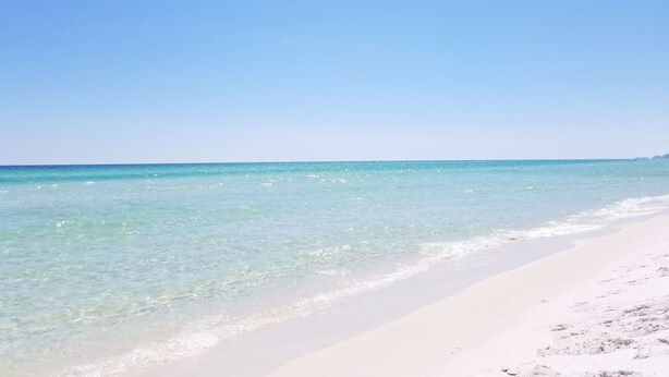 A beach with clear turquoise water and a sandy shore. - Destin Sun | Private Pool | 6-Seater Golf Cart | 4 Mins to Beach (Destin)