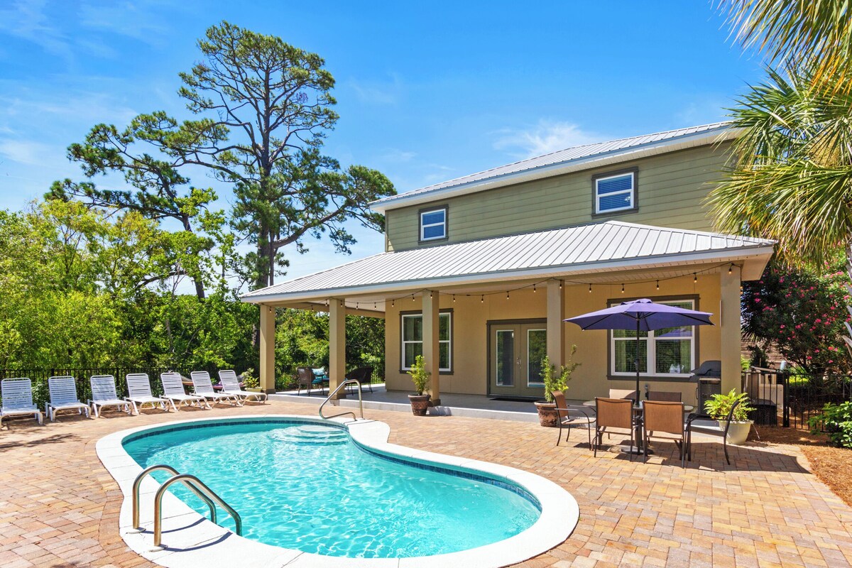 Destin Sun: Secluded Home with Pool, Golf Cart, Walk to Beach
