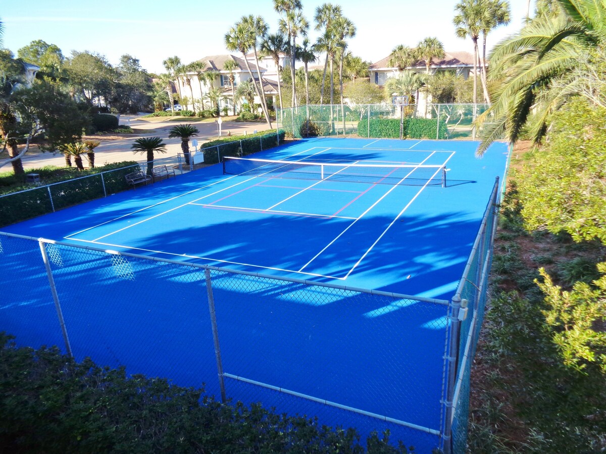 Photo 8 of Destin Sun: Secluded Home with Pool, Golf Cart, Walk to Beach