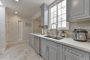 Fridge, microwave, oven, stovetop - LUXE-Newly Remodeled 2BR With City View in SF(Bart/muni) (San Francisco)