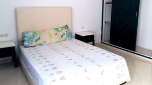 A bedroom with a bed, a bedside table, a nightstand, and a wardrobe. - Nice Studio of seaside 4376 (Martil)