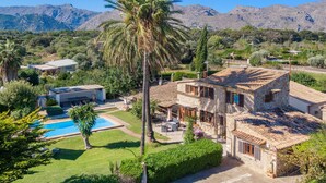 A villa with a swimming pool, surrounded by lush greenery and mountains in the background. - LES MURTERETES   ref. VP79 (Pollensa / Pollença)
