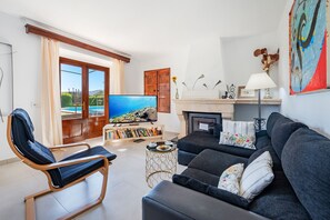 Télévision, cheminée, lecteur de DVD