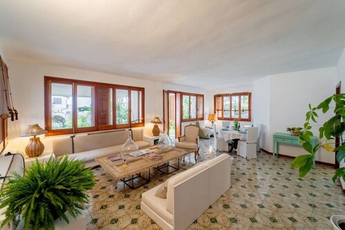 Villa Geneva 30 meters from the beach.