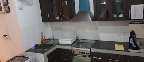 Refrigerador con freezer, horno, placa de cocina, tetera/pava eléctrica