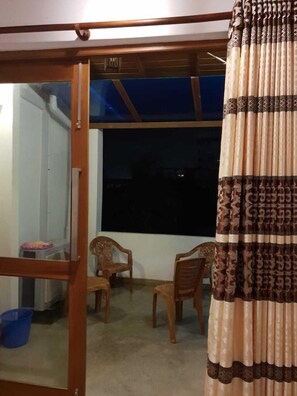 Chambre Familiale, plusieurs lits | Terrasse/Patio