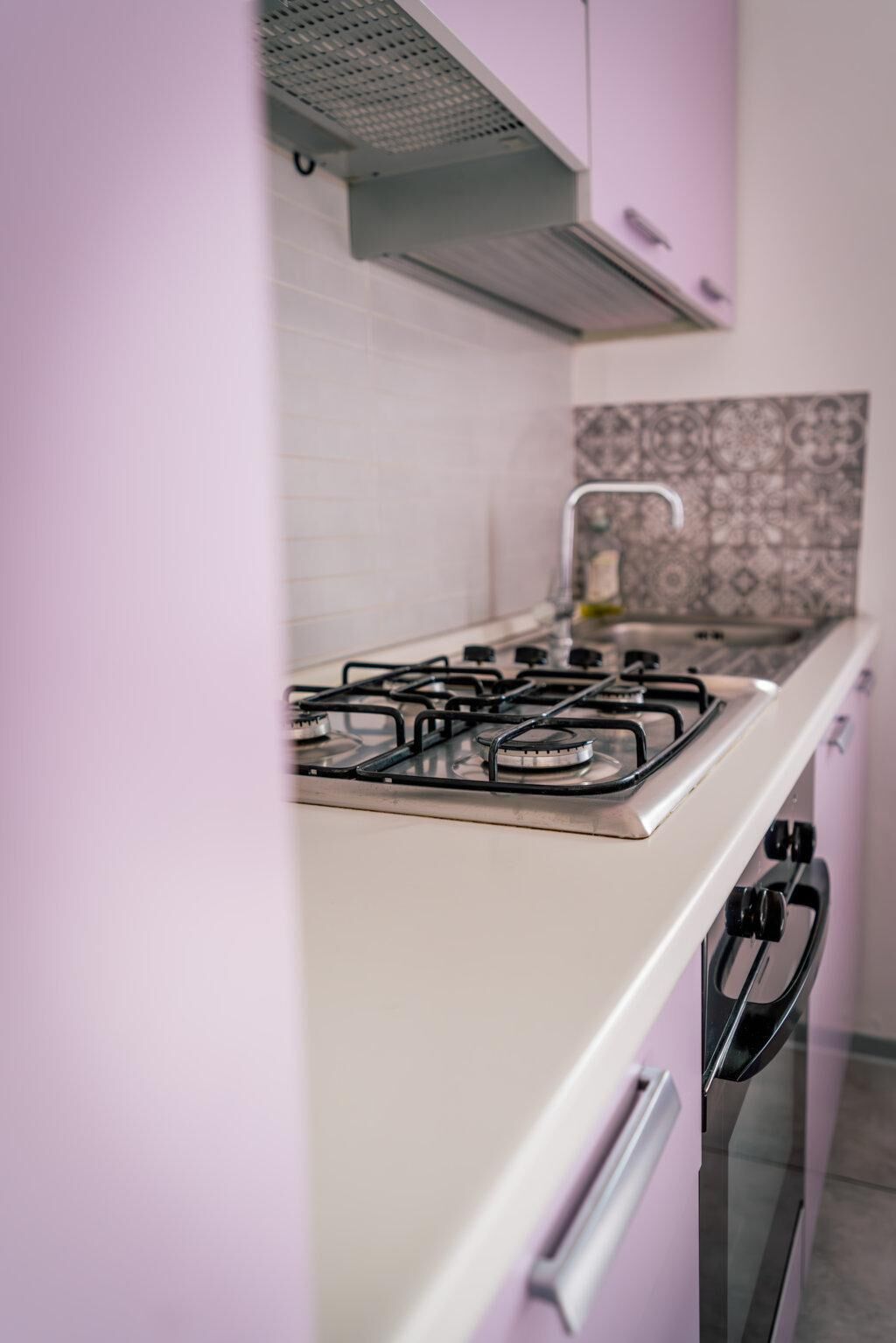 Microondas, horno, placa de cocina y cafetera o tetera