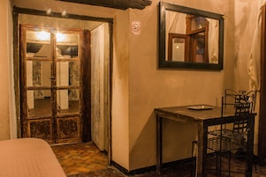Camera familiare | Bagno | Doccia, set di cortesia gratuito, asciugamani, sapone