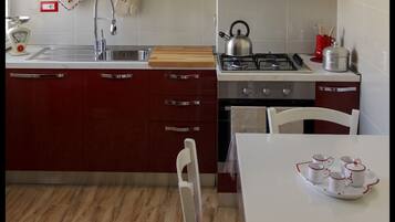 Frigorifero, forno, piano cottura, lavastoviglie