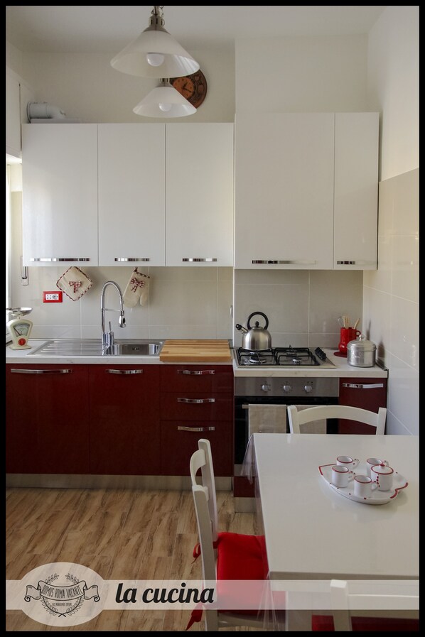 Kühlschrank, Ofen, Herdplatte, Geschirrspüler